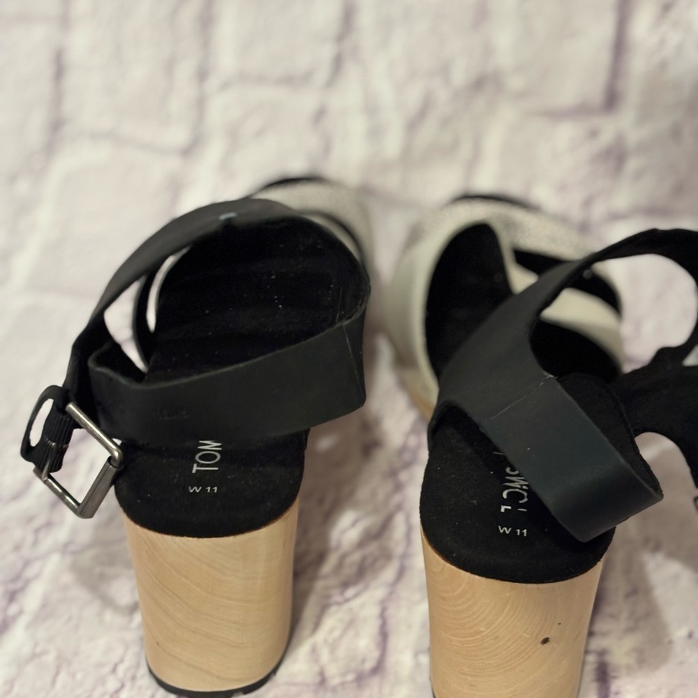 🔵TOMS “NWOT” Stylish Black and White Clog Sandals - Picture 7 of 8